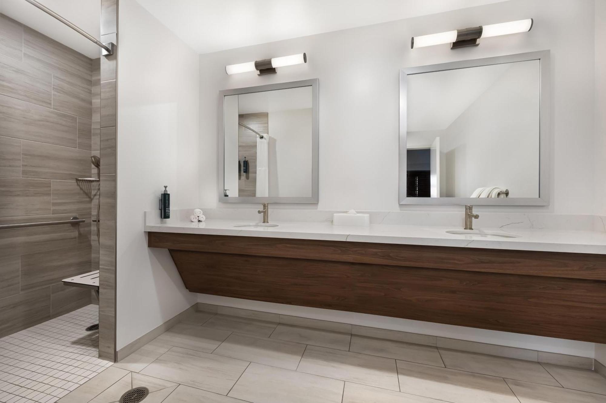 2 BEDROOM 2 KINGS DELUXE SUITE ROLL SHOWER,1758295290:JPEG