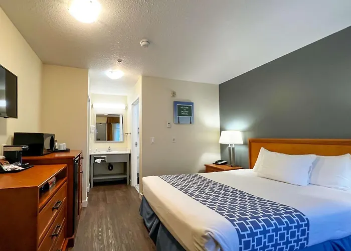 Econo Lodge Inn & Suites University Calgary
