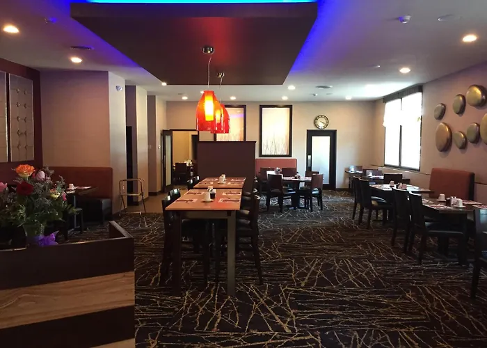 Ramada By Wyndham Grand Forks Hotel