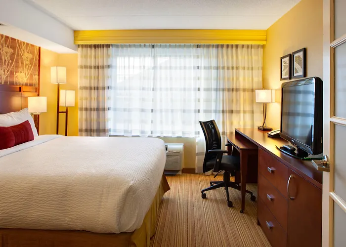 Courtyard By Marriott London Hotel